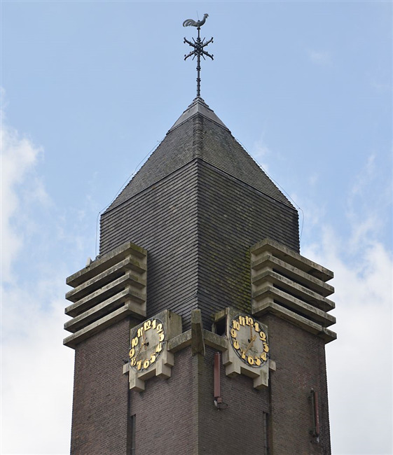 De toren van de kerk met de monumentale klokken.
              <br/>
              Richard Keijzer, 2015-06-18